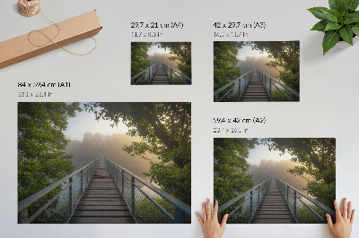 Affiche décorative Un pont dans le brouillard au-dessus d'une rivière dans un cadre verdoyant