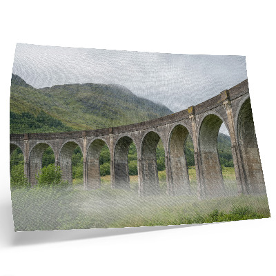 Affiche Un pont en arc majestueux au milieu de la verdure