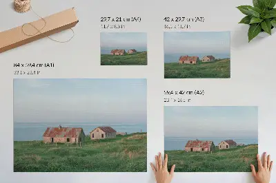 Affiche décorative représentant des bâtiments rustiques dans des prairies vertes au bord de la mer