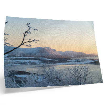 Affiche Paysage hivernal de montagnes, d'eau et d'arbres au crépuscule