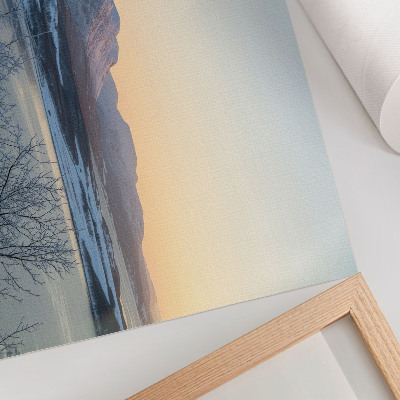 Affiche Paysage hivernal de montagnes, d'eau et d'arbres au crépuscule