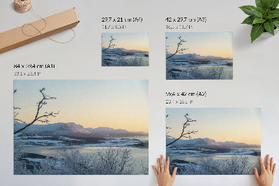 Affiche Paysage hivernal de montagnes, d'eau et d'arbres au crépuscule
