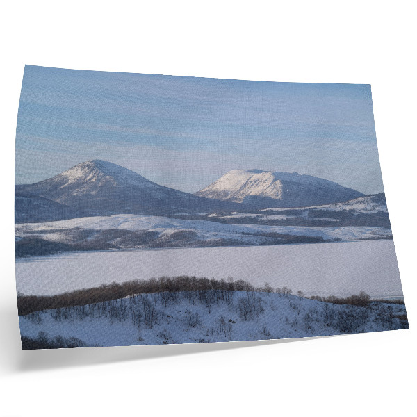 Affiche décorative Paysage hivernal de montagnes enneigées, ciel dégagé