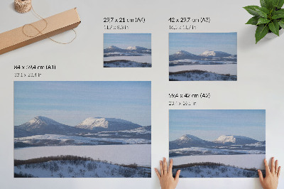 Affiche décorative Paysage hivernal de montagnes enneigées, ciel dégagé
