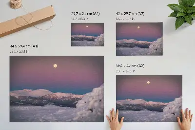Affiche décorative montagnes enneigées sous une lune rose pastel