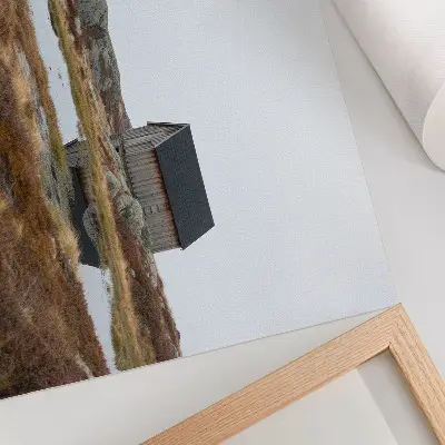 Affiche et poster chalet en bois au bord d'un lac dans la lande