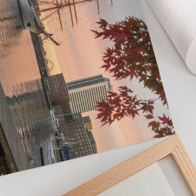 Affiche Un voilier au coucher du soleil, un panorama paisible de la ville