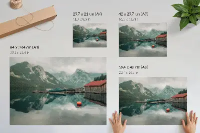 Affiche et poster reflets paisibles sur le lac de montagne avec des bateaux en bois