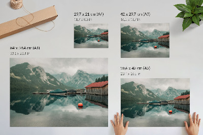 Affiche et poster reflets paisibles sur le lac de montagne, bateaux en bois