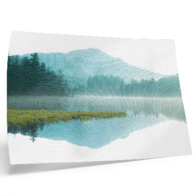 Affiche et poster Un lac paisible au milieu de montagnes verdoyantes