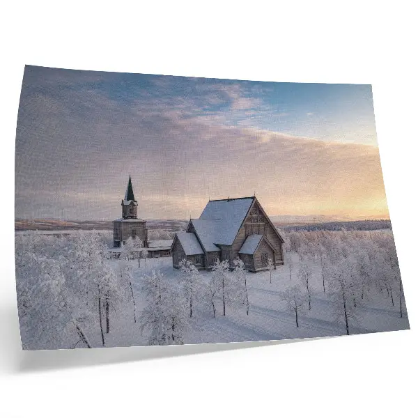 Affiche décorative représentant un paysage hivernal paisible avec une église en bois
