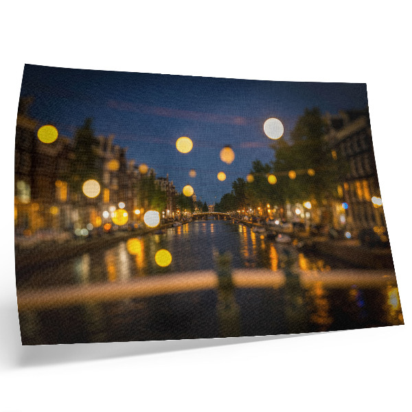 Affiche décorative Une ville charmante la nuit, ses lumières se reflétant dans l'eau