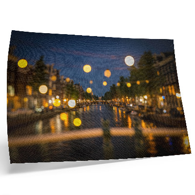 Affiche décorative Une ville charmante la nuit, ses lumières se reflétant dans l'eau