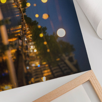 Affiche décorative Une ville charmante la nuit, ses lumières se reflétant dans l'eau