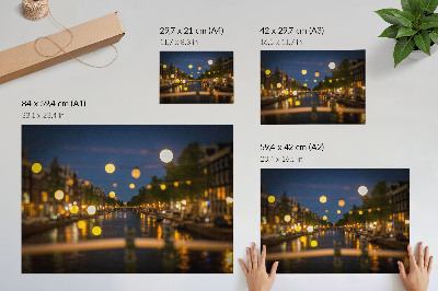 Affiche décorative Une ville charmante la nuit, ses lumières se reflétant dans l'eau