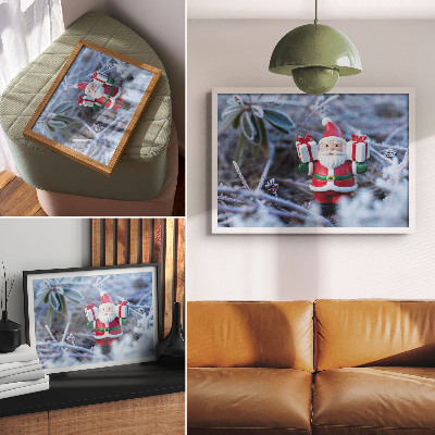 Affiche Le Père Noël avec des cadeaux dans un décor hivernal