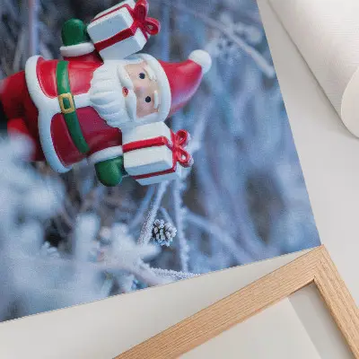 Affiche représentant le Père Noël avec des cadeaux dans un décor hivernal