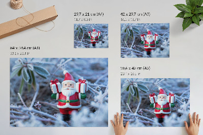 Affiche Le Père Noël avec des cadeaux dans un décor hivernal