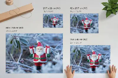 Affiche représentant le Père Noël avec des cadeaux dans un décor hivernal