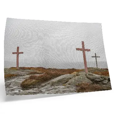 Affiche décorative trois croix en bois sur une colline brumeuse dans la nature
