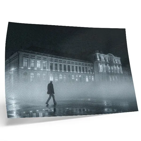 Affiche et poster brouillard nocturne dans la ville avec un bâtiment monumental