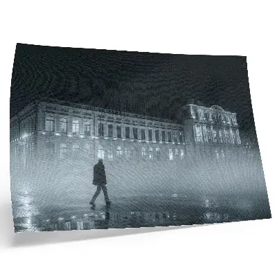 Affiche et poster brouillard nocturne dans la ville avec un bâtiment monumental