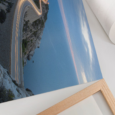 Affiche et poster Un paysage pittoresque avec une lanterne et une route sinueuse la nuit