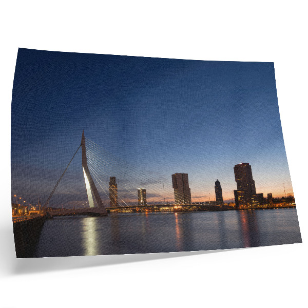 Affiche Pont et ville au crépuscule, illuminés par les lumières de la ville