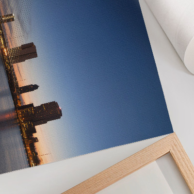 Affiche Pont et ville au crépuscule, illuminés par les lumières de la ville