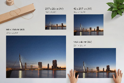Affiche Pont et ville au crépuscule, illuminés par les lumières de la ville