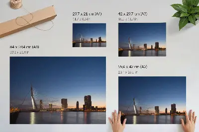 Affiche pont et ville au crépuscule illuminés par les lumières urbaines
