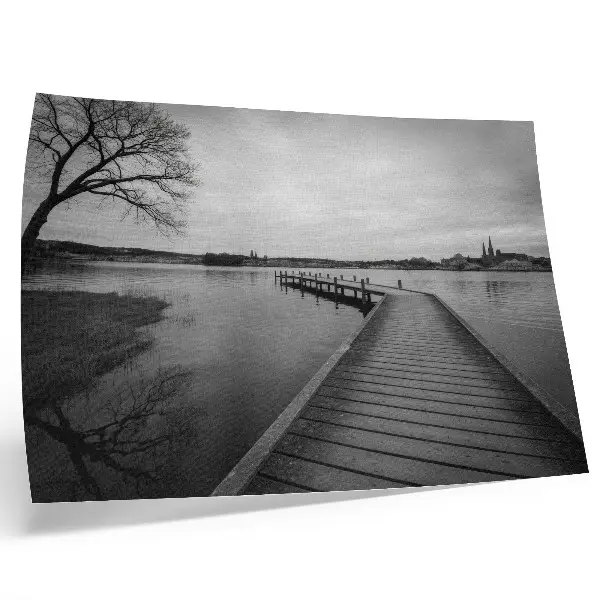 Affiche paysage en noir et blanc représentant une jetée en bois sur un lac calme