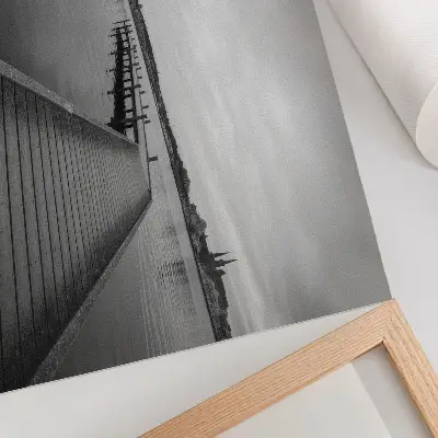 Affiche paysage en noir et blanc représentant une jetée en bois sur un lac calme