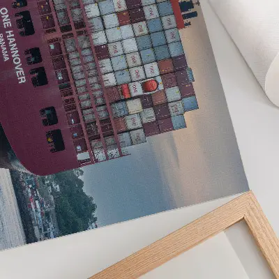 Affiche décorative représentant un porte-conteneurs chargé sur l'eau