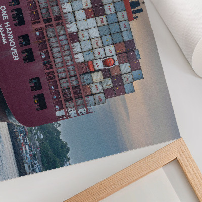 Affiche décorative Un porte-conteneurs rempli de conteneurs colorés sur l'eau