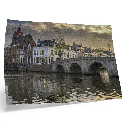 Affiche et poster Une ville charmante le soir, illuminée par la lueur des lanternes.