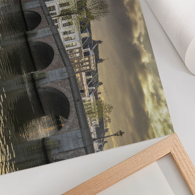 Affiche et poster Une ville charmante le soir, illuminée par la lueur des lanternes.
