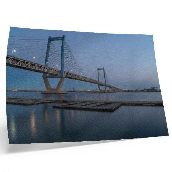 Affiche et poster Pont se détachant sur fond de crépuscule, d'eau calme et de modernité
