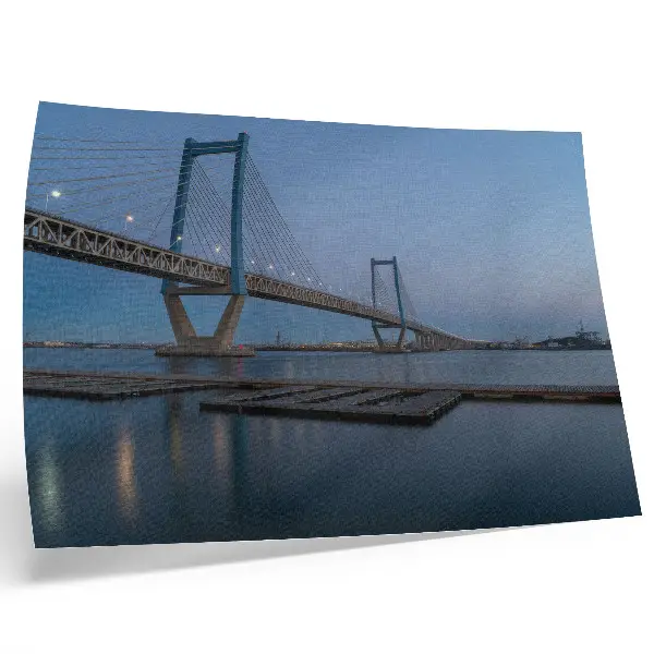 Affiche et poster représentant un pont surplombant une eau calme au crépuscule dans un style moderne