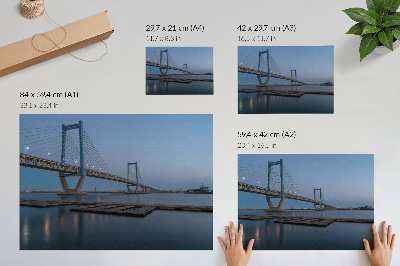 Affiche et poster Pont se détachant sur fond de crépuscule, d'eau calme et de modernité