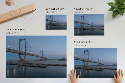 Affiche et poster représentant un pont surplombant une eau calme au crépuscule dans un style moderne