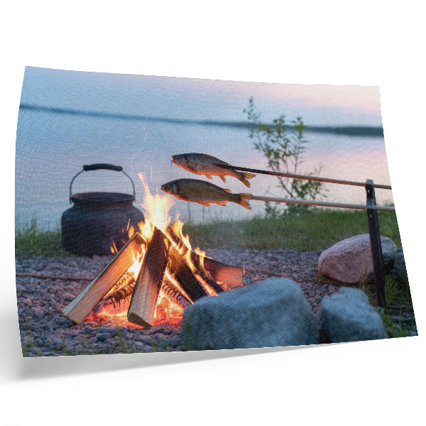 Affiche Feu de camp au bord du lac, poissons sur des bâtonnets, naturellement
