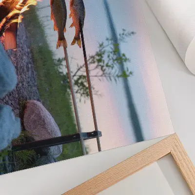 Affiche feu de camp au bord du lac avec des poissons sur des bâtonnets