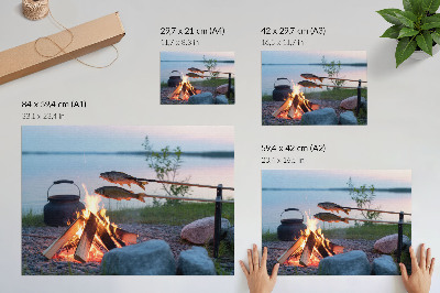 Affiche Feu de camp au bord du lac, poissons sur des bâtonnets, naturellement
