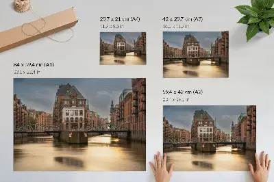 Affiche décorative architecture atmosphérique représentant un pont au-dessus d'une eau calme le soir