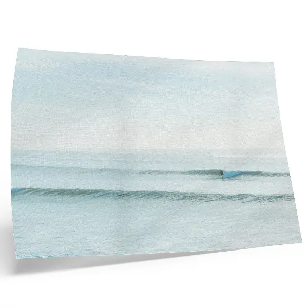 Affiche vagues océaniques avec un surfeur dans un style calme et minimaliste