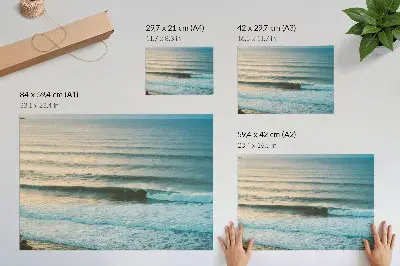 Affiche décorative vagues océaniques calmes à l'horizon avec des surfeurs