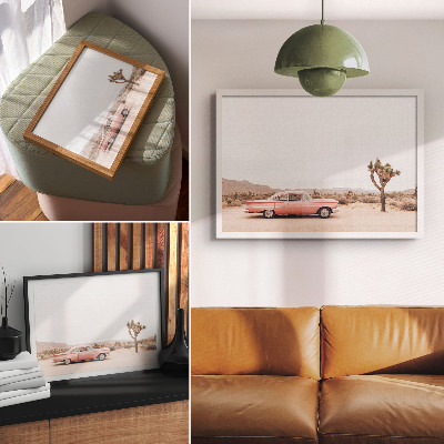Affiche Une voiture rétro dans le désert, près d'un arbre solitaire