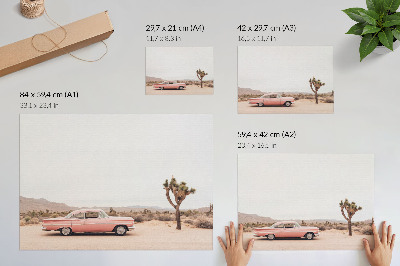 Affiche Une voiture rétro dans le désert, près d'un arbre solitaire