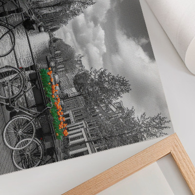 Affiche Une vue charmante sur le canal, des vélos, des tulipes, du noir et de l'orange